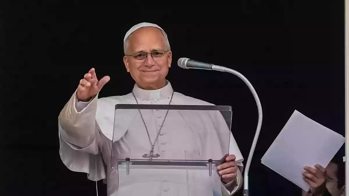 Der Papst ist nach seiner Krebs-OP zurück im Vatikan und sprach das sonntägliche Angelus-Gebet. - Bild: Alessandra Tarantino/AP/dpa
