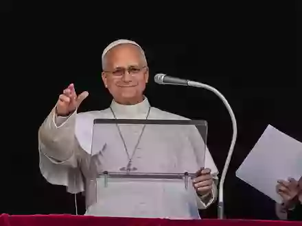Der Papst ist nach seiner Krebs-OP zurück im Vatikan und sprach das sonntägliche Angelus-Gebet. - Foto: Alessandra Tarantino/AP/dpa