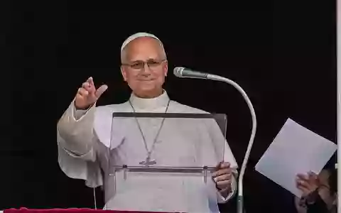 Der Papst ist nach seiner Krebs-OP zurück im Vatikan und sprach das sonntägliche Angelus-Gebet. - Foto: Alessandra Tarantino/AP/dpa