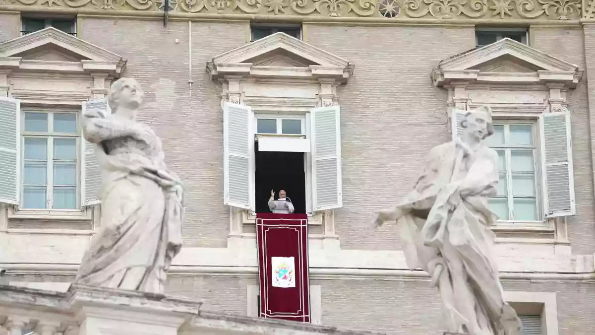 Traditionell wird das sonntägliche Angelus-Gebet vom Fenster des Arbeitszimmer des Papstes im dritten Stock des Apostolischen Palastes am Petersplatz gesprochen.  - Bild: Gregorio Borgia/AP/dpa