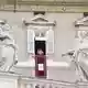 Traditionell wird das sonntägliche Angelus-Gebet vom Fenster des Arbeitszimmer des Papstes im dritten Stock des Apostolischen Palastes am Petersplatz gesprochen.  - Bild: Gregorio Borgia/AP/dpa