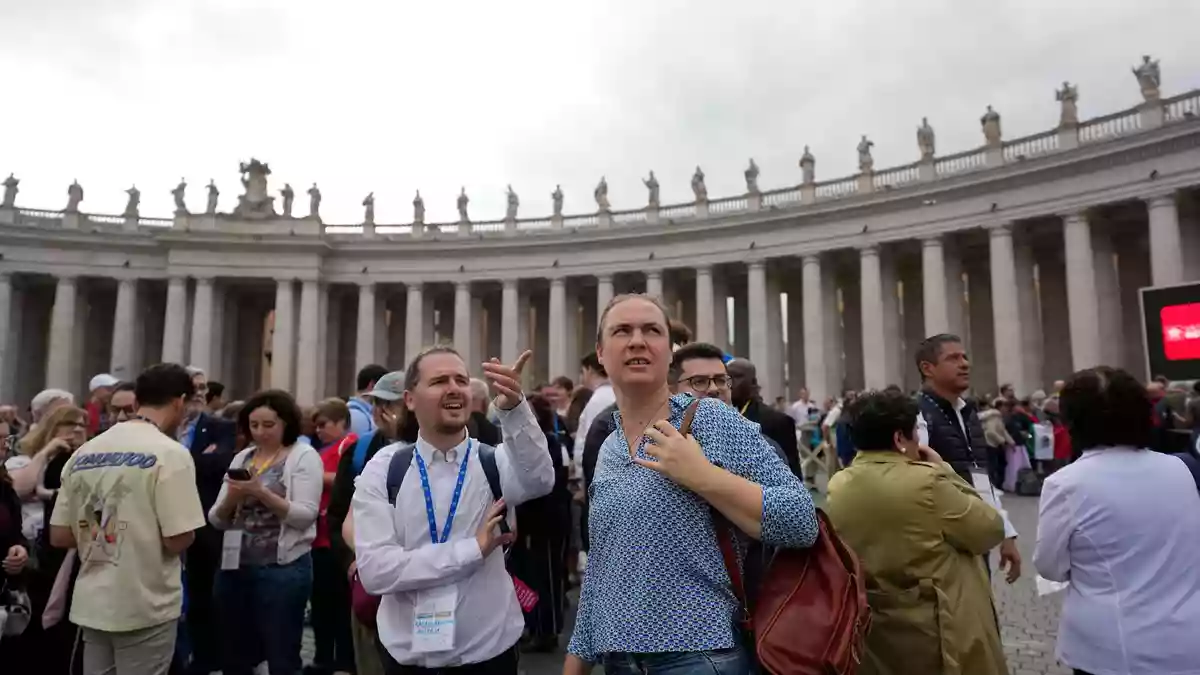 Zehntausende Gläubige versammelten sich auf dem Petersplatz im Vatikan zum Angelus-Gebet des Papstes. - Bild: Alessandra Tarantino/AP/dpa