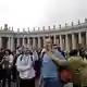 Zehntausende Gläubige versammelten sich auf dem Petersplatz im Vatikan zum Angelus-Gebet des Papstes. - Bild: Alessandra Tarantino/AP/dpa