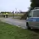 Die Polizei war auch nach Tagesanbruch am Ort des Geschehens. - Bild: Tobias Junghannß/dpa