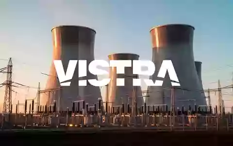 Moderne Hochspannungs-Schaltanlage und Industriekühltürme bei Sonnenaufgang als Symbol für großflächige Energieversorgung. - Foto: über boerse-global.de