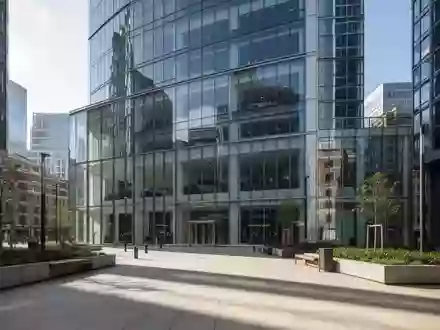Moderne Glasfassaden und Fußgängerwege im Geschäftsviertel Canary Wharf in London bei Tageslicht. - Foto: über boerse-global.de