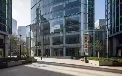 Moderne Glasfassaden und Fußgängerwege im Geschäftsviertel Canary Wharf in London bei Tageslicht. - Foto: über boerse-global.de