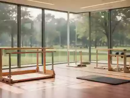 Ein helles, modern eingerichtetes Physiotherapie-Studio mit Holzboden und Blick in einen grünen Park. - Foto: über boerse-global.de