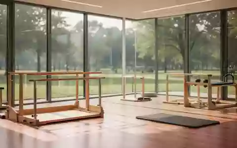 Ein helles, modern eingerichtetes Physiotherapie-Studio mit Holzboden und Blick in einen grünen Park. - Foto: über boerse-global.de