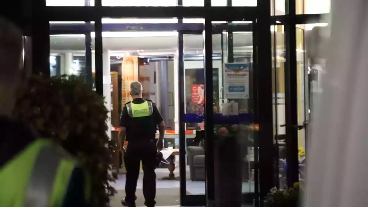 Am Freitagabend war die Polizei mit einem Großaufgebot im Einsatz. - Bild: Sascha Thelen/dpa