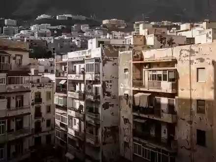 Dichte Wohnbebauung in einem Stadtviertel von Las Palmas de Gran Canaria bei hellem Tageslicht. - Foto: über boerse-global.de