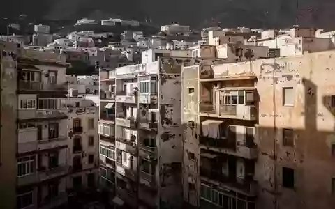 Dichte Wohnbebauung in einem Stadtviertel von Las Palmas de Gran Canaria bei hellem Tageslicht. - Foto: über boerse-global.de