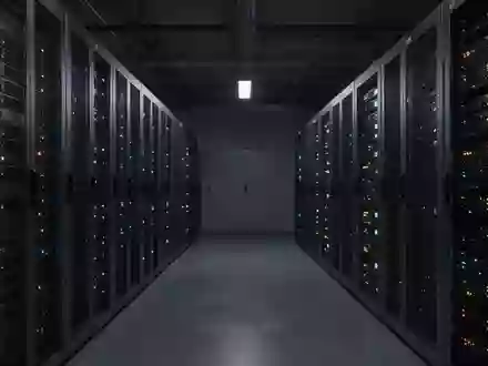 Dunkler, moderner Serverraum mit blinkenden Kontrollleuchten in den Server-Racks. - Foto: über boerse-global.de