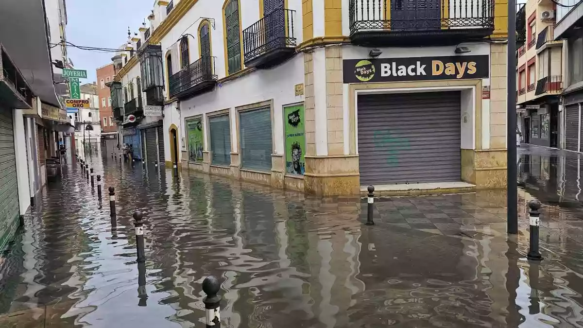 In der Stadt Algeciras setzte das Sturmtief «Adam» viele Straßen unter Wasser. - Bild: Nono Rico / Europa Press/EUROPA PRESS/dpa
