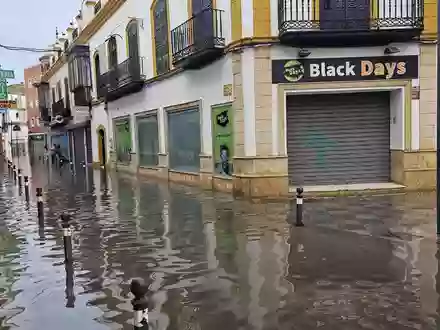 In der Stadt Algeciras setzte das Sturmtief «Adam» viele Straßen unter Wasser. - Foto: Nono Rico / Europa Press/EUROPA PRESS/dpa