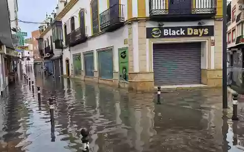 In der Stadt Algeciras setzte das Sturmtief «Adam» viele Straßen unter Wasser. - Foto: Nono Rico / Europa Press/EUROPA PRESS/dpa