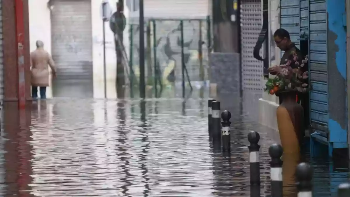 In Algeciras und an vielen anderen Orten entlang der spanischen Mittelmeerküste liefen Wohnungen und Geschäfte im Erdgeschoss voll Wasser.  - Bild: Nono Rico / Europa Press/EUROPA PRESS/dpa
