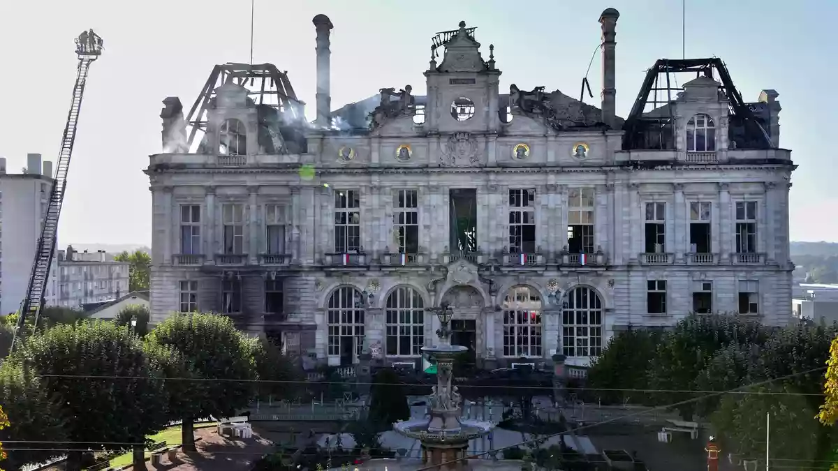 Das Rathaus von Limoges wurde in Brand gesetzt. - Bild: Pascal Lachenaud/AFP/dpa