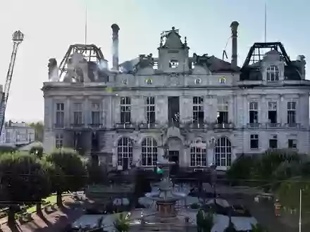 Das Rathaus von Limoges wurde in Brand gesetzt. - Foto: Pascal Lachenaud/AFP/dpa