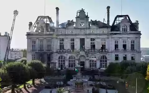 Das Rathaus von Limoges wurde in Brand gesetzt. - Foto: Pascal Lachenaud/AFP/dpa