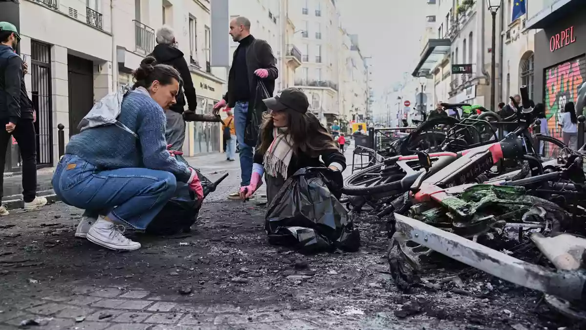 Straßen in der Hauptstadt waren von Unrat und demolierten Fahrrädern übersät.  - Bild: Emma Da Silva/AP/dpa