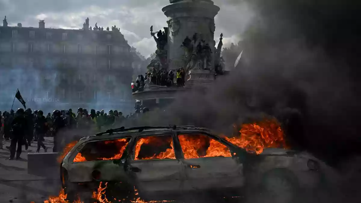 An einem der bedeutendsten Plätze in der Hauptstadt brannte ein Auto.  - Bild: Julien Mattia/Le Pictorium via ZUMA Press/dpa