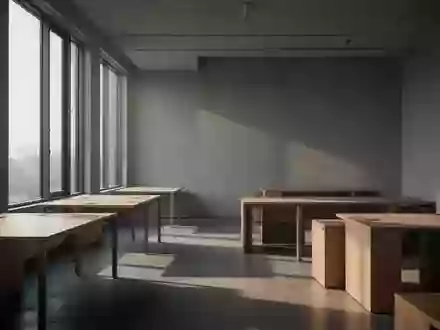 Ein minimalistisch gestaltetes, leeres Büro mit großen Fenstern und einfallendem Tageslicht. - Foto: über boerse-global.de
