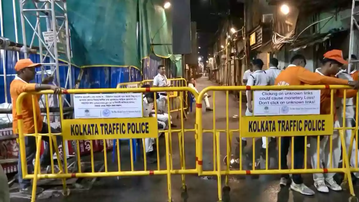 Absperrungen stehen im Stadtteil Chorbagan Sarbojanin in Kolkata, um den Zugang zum Ort einer Massenpanik zu versperren.  - Bild: IANS via Xinhua/dpa