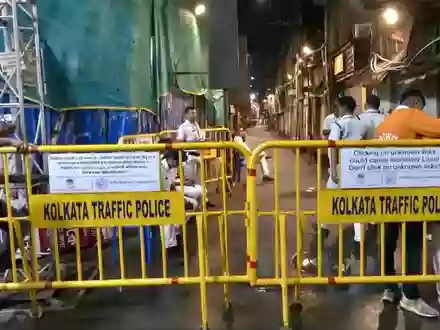 Absperrungen stehen im Stadtteil Chorbagan Sarbojanin in Kolkata, um den Zugang zum Ort einer Massenpanik zu versperren.  - Foto: IANS via Xinhua/dpa