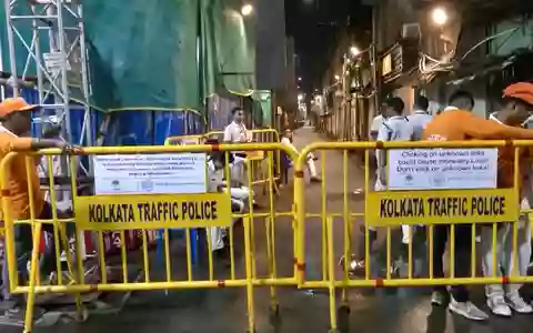 Absperrungen stehen im Stadtteil Chorbagan Sarbojanin in Kolkata, um den Zugang zum Ort einer Massenpanik zu versperren.  - Foto: IANS via Xinhua/dpa