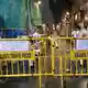 Absperrungen stehen im Stadtteil Chorbagan Sarbojanin in Kolkata, um den Zugang zum Ort einer Massenpanik zu versperren.  - Bild: IANS via Xinhua/dpa