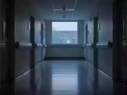Ein ruhiger, menschenleerer Krankenhausflur in der Abenddämmerung mit sanftem, diffusem Licht. - Foto: über boerse-global.de