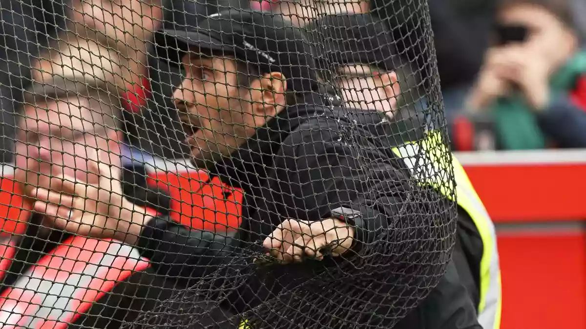 Trainer Julian Schuster macht seinem Unmut über das Verhalten der eigenen Fans Luft.  - Bild: Federico Gambarini/dpa