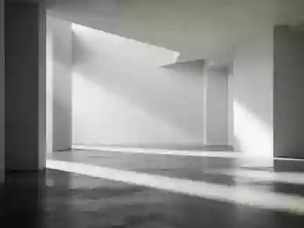 Minimalistisches Interieur mit klaren geometrischen Linien und diffusem Tageslicht auf einem polierten Betonboden. - Foto: über boerse-global.de