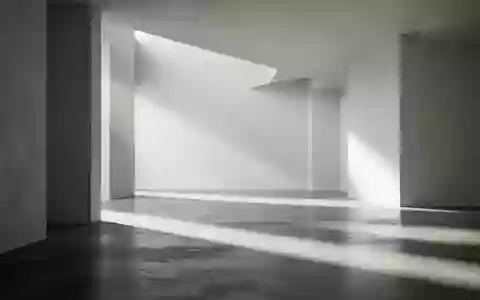 Minimalistisches Interieur mit klaren geometrischen Linien und diffusem Tageslicht auf einem polierten Betonboden. - Foto: über boerse-global.de