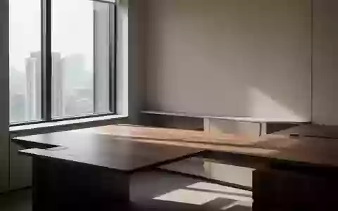 Ein minimalistisch gestalteter, leerer Arbeitsplatz in einem hellen Büro mit natürlichem Lichteinfall. - Foto: über boerse-global.de
