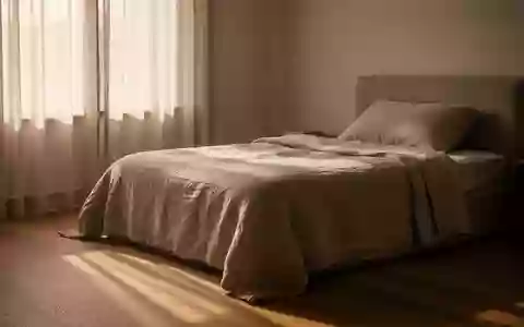 Ein sonnendurchflutetes, ruhiges Schlafzimmer am Nachmittag mit einem ordentlich gemachten Bett und weichem Licht. - Foto: über boerse-global.de