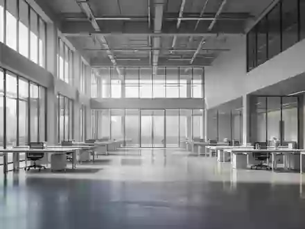 Ein minimalistischer, heller Innenraum einer Industriehalle mit klaren geometrischen Linien und natürlichem Lichteinfall. - Foto: über boerse-global.de