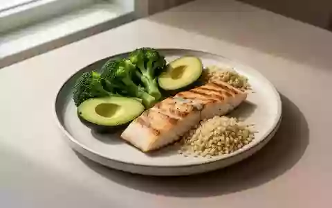Ein Teller mit einer ausgewogenen Mahlzeit aus frischem Gemüse, Avocado, Fisch und Quinoa auf einem Holztisch. - Foto: über boerse-global.de