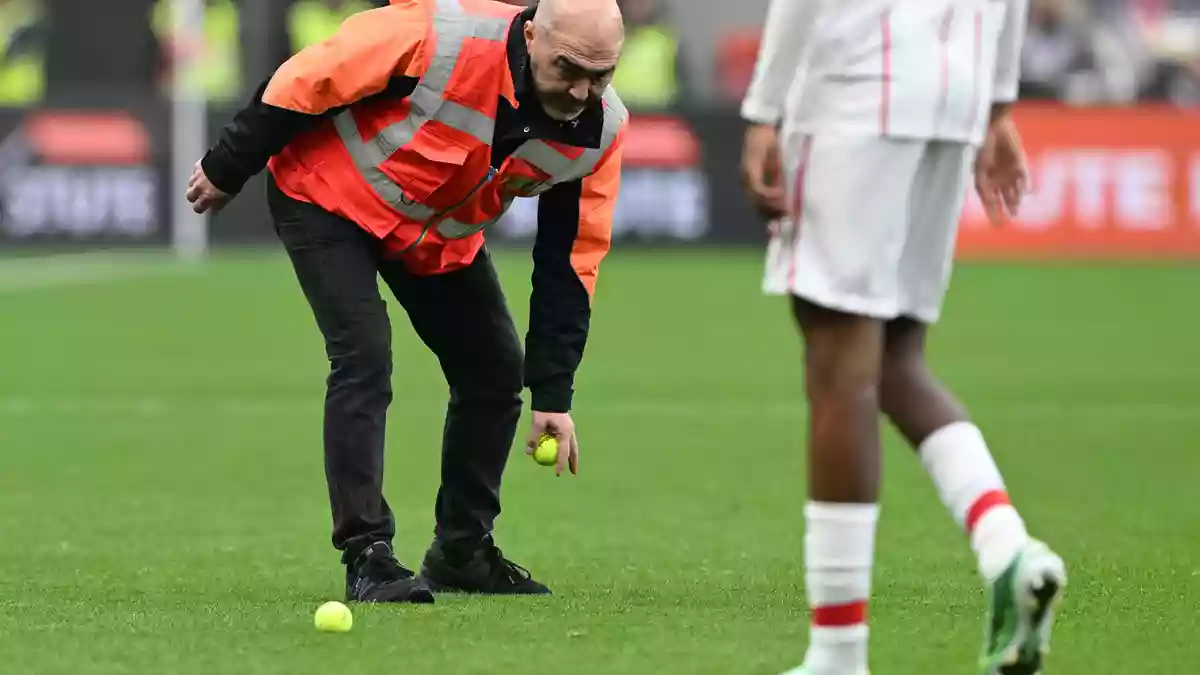 Weil Freiburger Fans Tennisbälle auf den Platz warfen musste das Spiel in Leverkusen für einige Minuten unterbrochen werden.  - Bild: Federico Gambarini/dpa