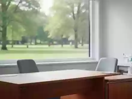 Ein heller, moderner Behandlungsraum in einem britischen Gesundheitszentrum mit Blick ins Grüne. - Foto: über boerse-global.de