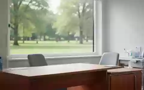 Ein heller, moderner Behandlungsraum in einem britischen Gesundheitszentrum mit Blick ins Grüne. - Foto: über boerse-global.de