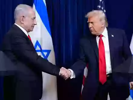 US-Präsident Donald Trump (r.) spricht eine Wahlempfehlung für den israelischen Ministerpräsidenten Benjamin Netanjahu (l.) aus. (Archivbild) - Foto: Alex Brandon/AP/dpa