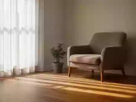 Ein ruhiger, minimalistischer Raum mit sanftem Tageslicht und einer Pflanze, der eine Atmosphäre von Stille und Klarheit vermittelt. - Foto: über boerse-global.de