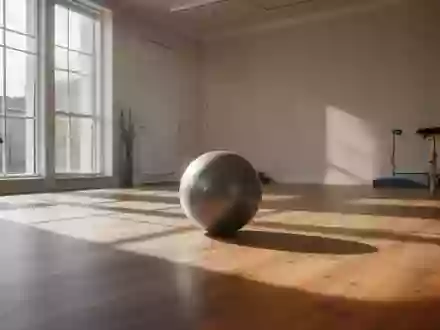 Ein minimalistischer, lichtdurchfluteter Physiotherapieraum mit einem Gymnastikball auf einem Holzboden. - Foto: über boerse-global.de