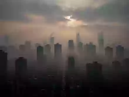 Eine von Smog und Feinstaub eingetrübte Stadtlandschaft bei Dämmerung, die die Auswirkungen von Luftverschmutzung verdeutlicht. - Foto: über boerse-global.de