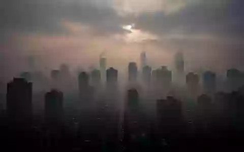 Eine von Smog und Feinstaub eingetrübte Stadtlandschaft bei Dämmerung, die die Auswirkungen von Luftverschmutzung verdeutlicht. - Foto: über boerse-global.de