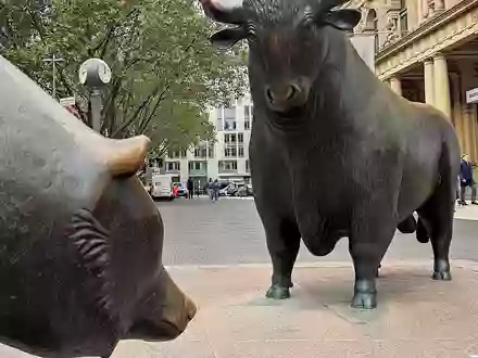 Bulle und Bär auf dem Börsenplatz in Frankfurt am Main - Foto: via dts Nachrichtenagentur