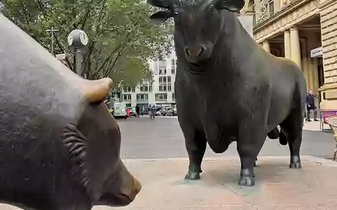 Bulle und Bär auf dem Börsenplatz in Frankfurt am Main - Foto: via dts Nachrichtenagentur