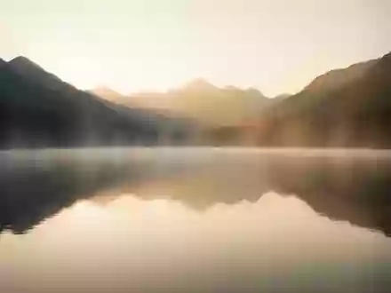 Ein ruhiger Bergsee im morgendlichen Licht als Symbol für innere Ausgeglichenheit und physiologische Ruhe. - Foto: über boerse-global.de